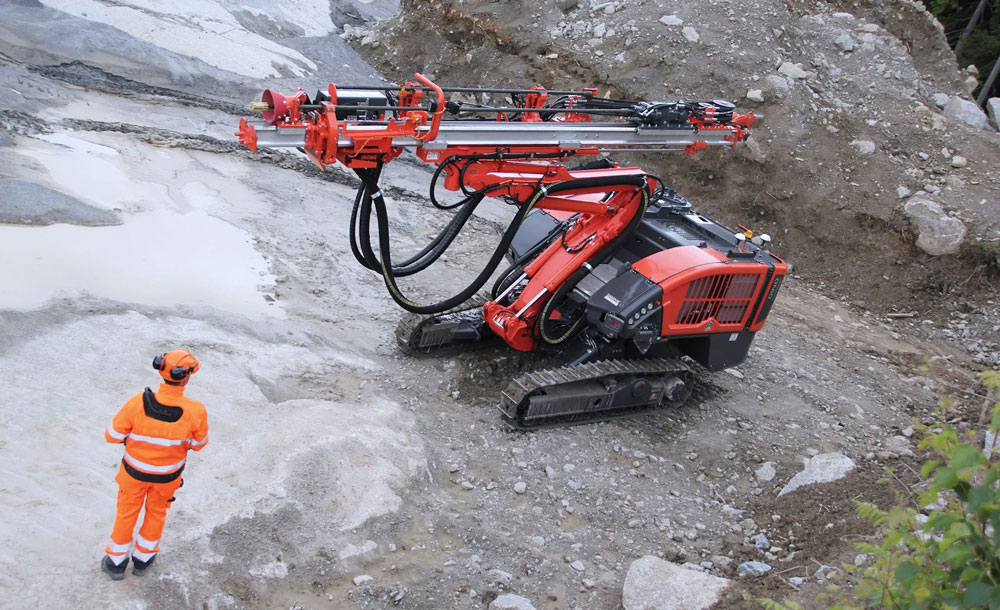 Top Hammer Drilling vs. Down-the-Hole Drilling: Key Differences and Applications Top Hammer Drilling vs. Down-the-Hole Drilling: Key Differences and Applications